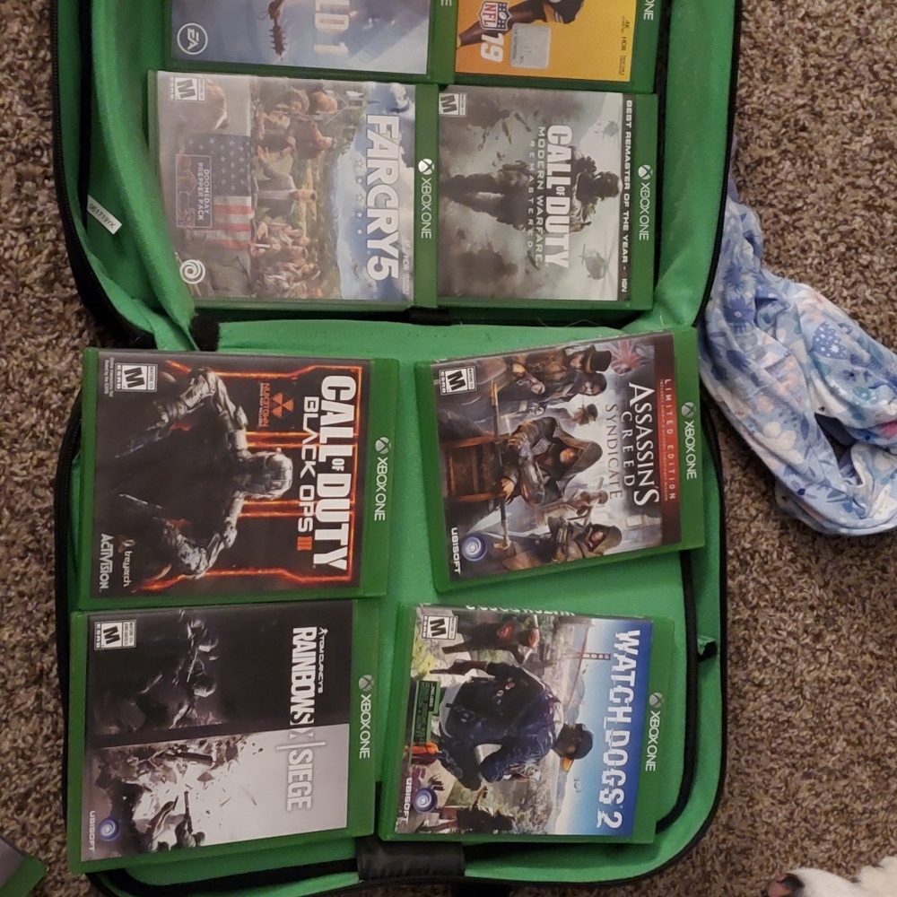 Video Game Bundle with Controllers 2 of them need rubbers for the sticks xbox 1x - Picture 7 of 8